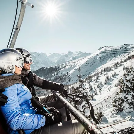 Zell Am アパートホテル 4*